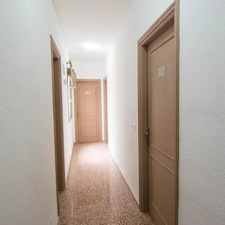 Pension Alcala 招待所 *